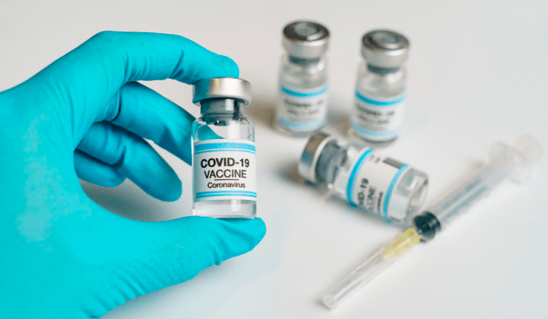 Vacina de coronavírus em potinho de vidro