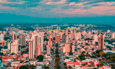 Foto panorâmica da cidade ao entardecer