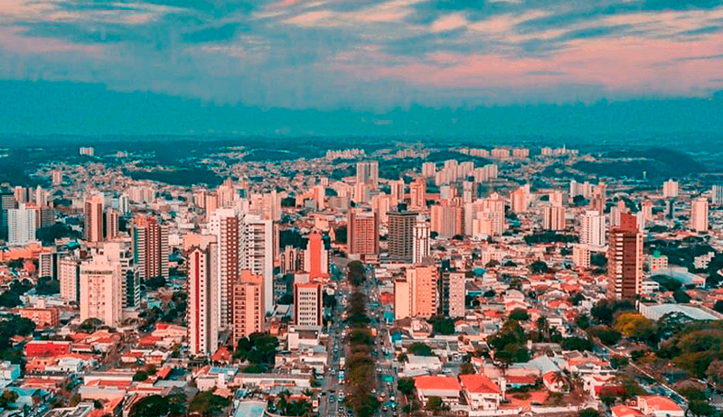 Foto panorâmica da cidade ao entardecer