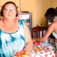 Dona Vera segura prato de comida na sua casa