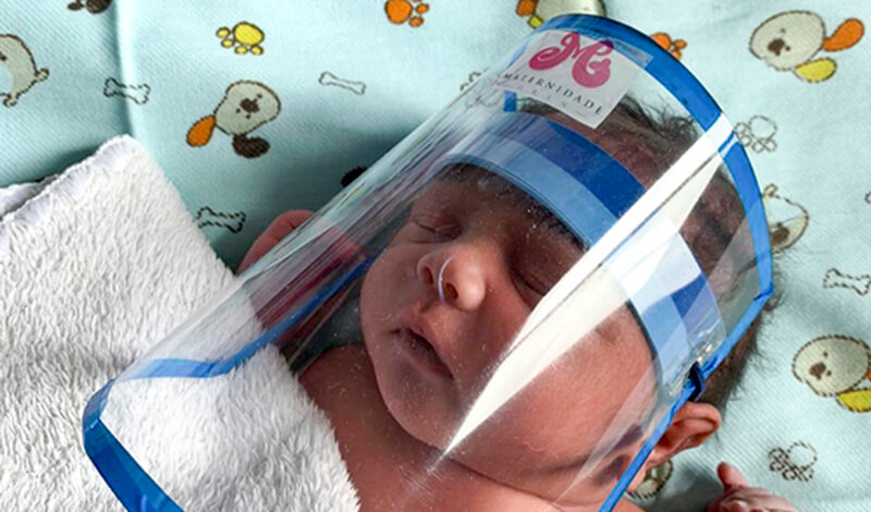 Bebê com proteção face shield