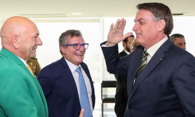Foto do dono da Havan cumprimentando Bolsonaro