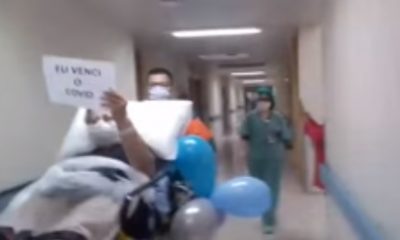Mulher deixando o hospital de maca