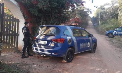 Foto de guardas municipais em estrada de terra