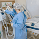 Enfermeira ajusta equipamentos de paciente com coronavírus