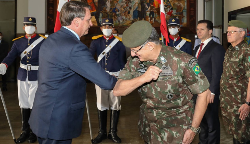 Foto de Jair Bolsonaro com militares