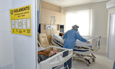 Enfermeiro auxilia pacientes com Covid-19 no HSV