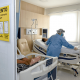 Enfermeiro auxilia pacientes com Covid-19 no HSV