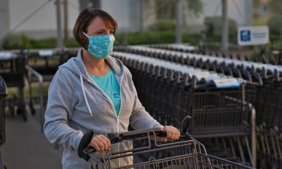 Foto de mulher com máscara em supermercado