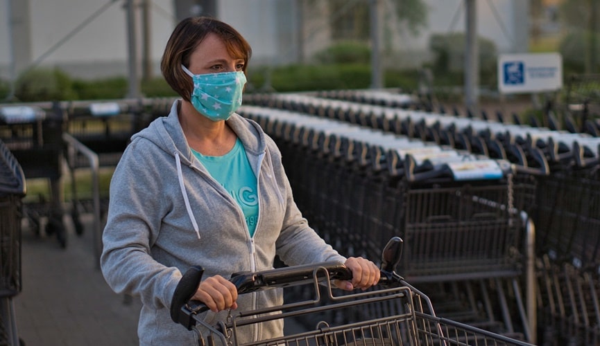 Foto de mulher com máscara em supermercado