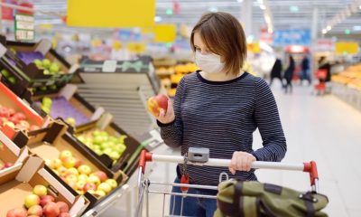 Foto de mulher escolhendo maçã em supermercado