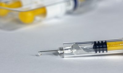 Foto de seringa de vacina amarela
