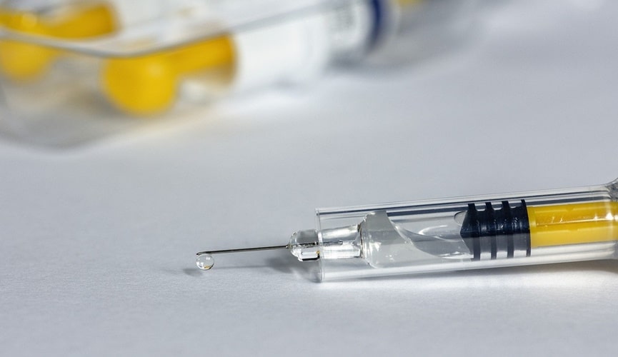Foto de seringa de vacina amarela