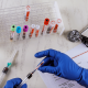 Pesquisador faz análise de amostras de sangue