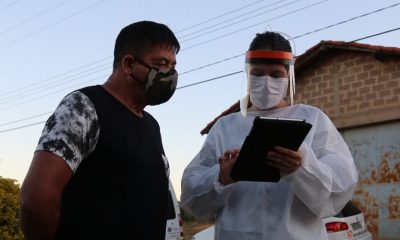 Foto de homem sendo entrevistado