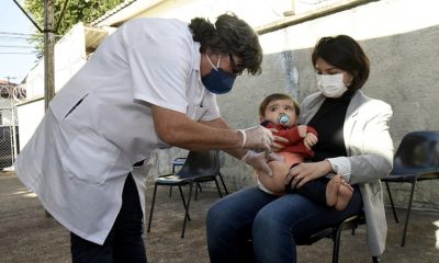 Foto de criança recebendo dose de vacina