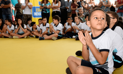 Aluno aplaude durante inauguração de escola inovadora