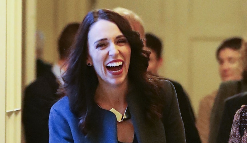 Foto de ministra da Nova Zelândia sorrindo