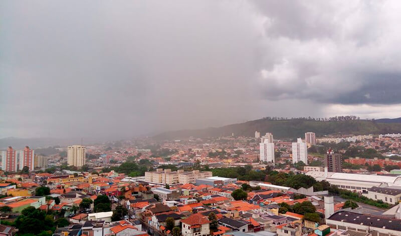 Foto panorâmica de Jundiaí com chuva