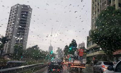 Vidro do carro com gotas de chuva