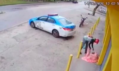 Motociclista cobre mulher em estado de rua