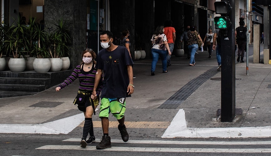 Foto de casal atravessando avenida