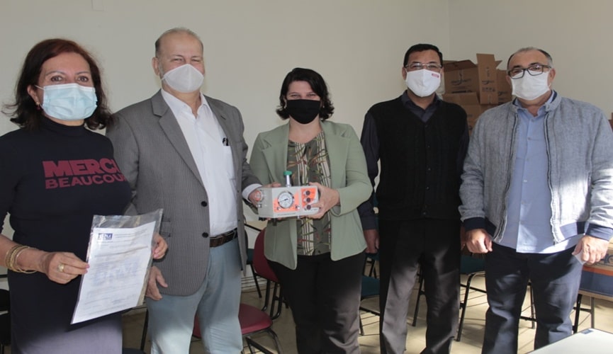 Autoridades de Jarinu recebendo respirador mecânico que será implantado no Hospital Municipal