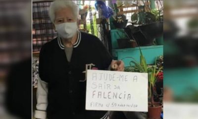 Seu Nelson com placa de "ajude-me a sair da falência"