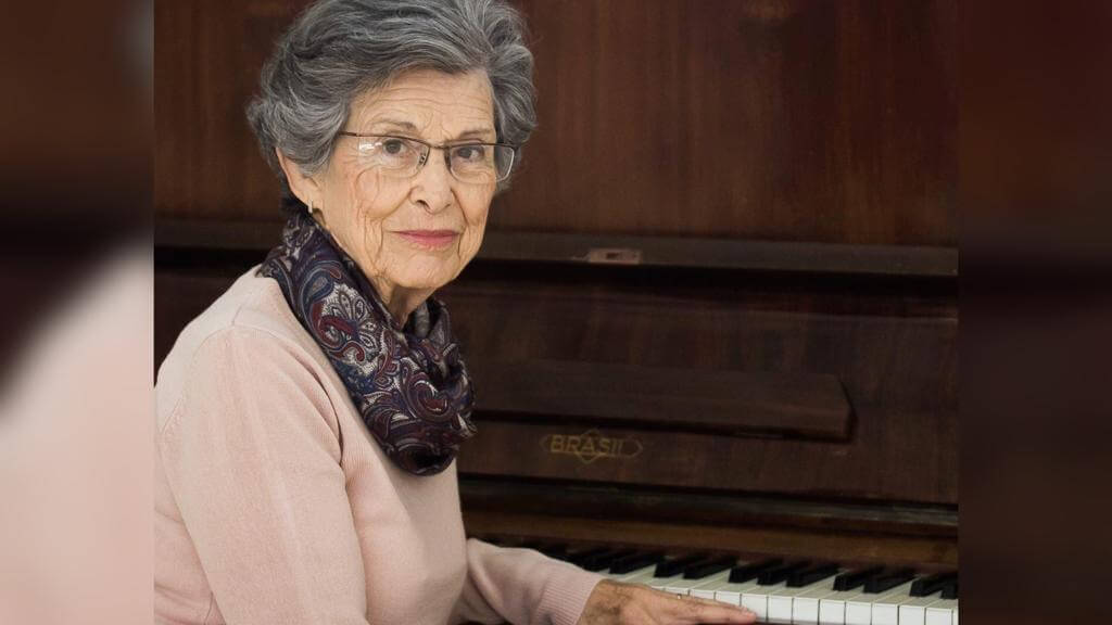 Josette Feres tocando piano