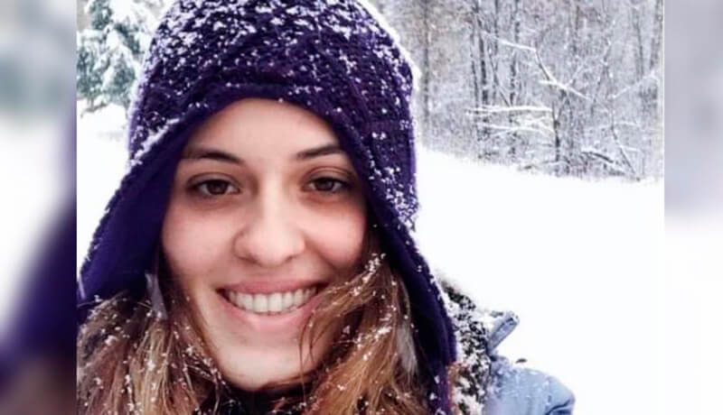 Letícia Fava em foto de viagem, na neve