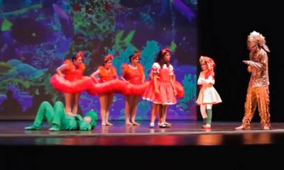 Crianças dançando em palco