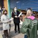 Equipe de fiscalização em frente a estabelecimentos comerciais