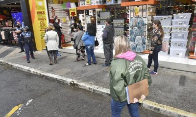 Foto de comércio central aberto com fiscalização na porta