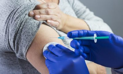 Pessoa recebendo dose de vacina no braço