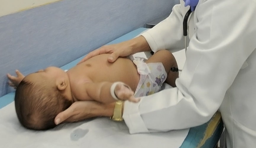 Foto de bebê em consulta médica