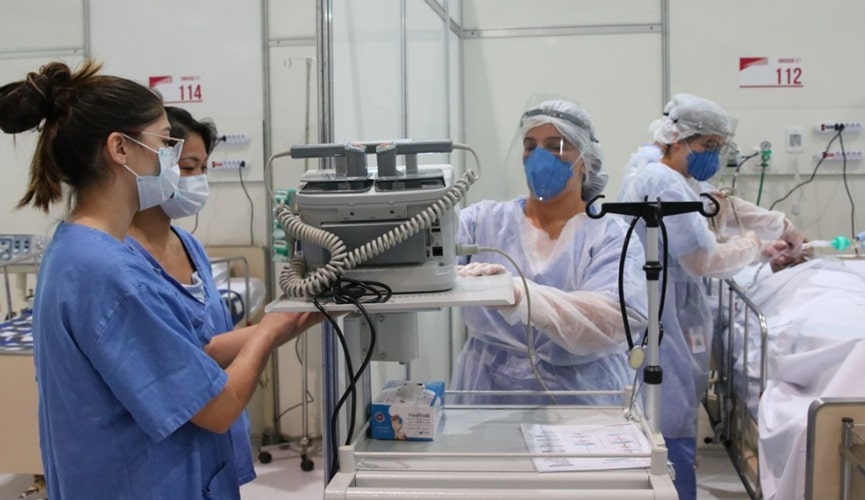 Foto de equipamento hospitalar com enfermeiras
