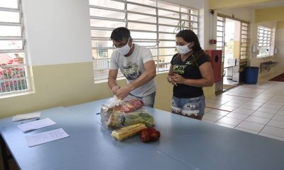 Foto de alimentos sendo distribuídos a estudantes de baixa renda