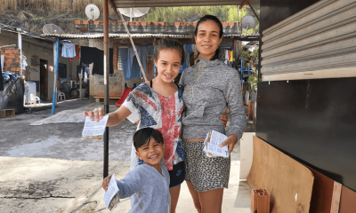 Família com máscaras recebidas pela Prefeitura