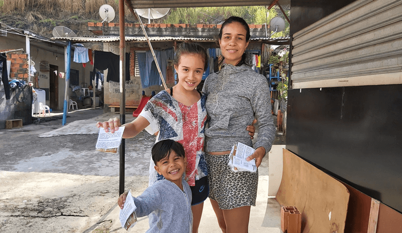 Família com máscaras recebidas pela Prefeitura