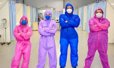 enfermeiros com EPIs coloridos