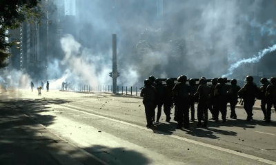 Cordão da Polícia Militar avança em direção a mnifestantes