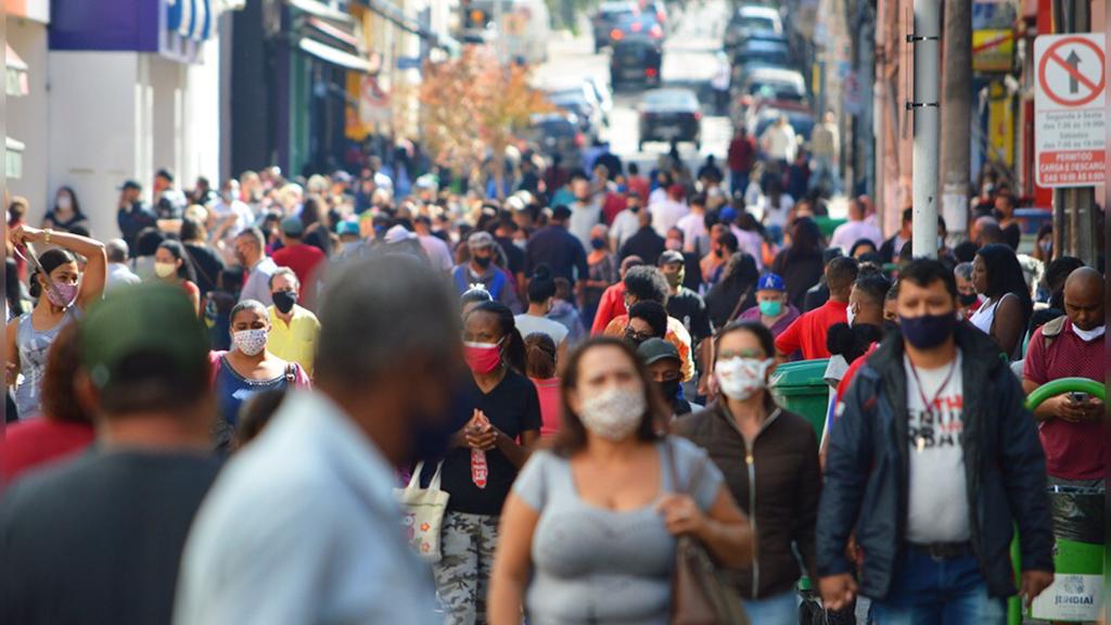 Ruas cheias, pessoas sem máscara, desrespeitando o isolamento social, filas entre outras cenas chocam a muitos no auge da pandemia de coronavírus