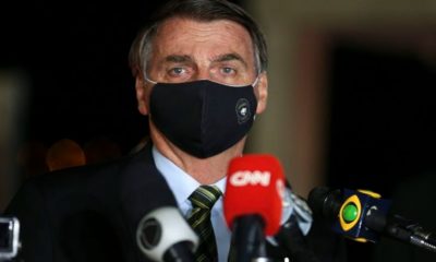Foto de bolsonaro com máscara preta