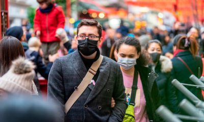 Pessoas andando nas ruas com máscara de proteção contra coronavírus
