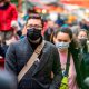 Pessoas andando nas ruas com máscara de proteção contra coronavírus