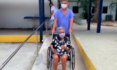 Idosa saindo do Hospital de cadeira de rodas