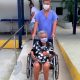 Idosa saindo do Hospital de cadeira de rodas