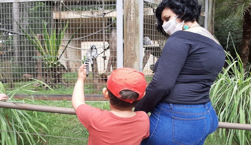 Foto de mãe e filho em zoológico