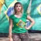 Foto de mulher com roupa temática do Brasil