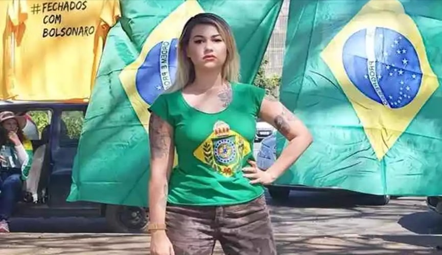 Foto de mulher com roupa temática do Brasil